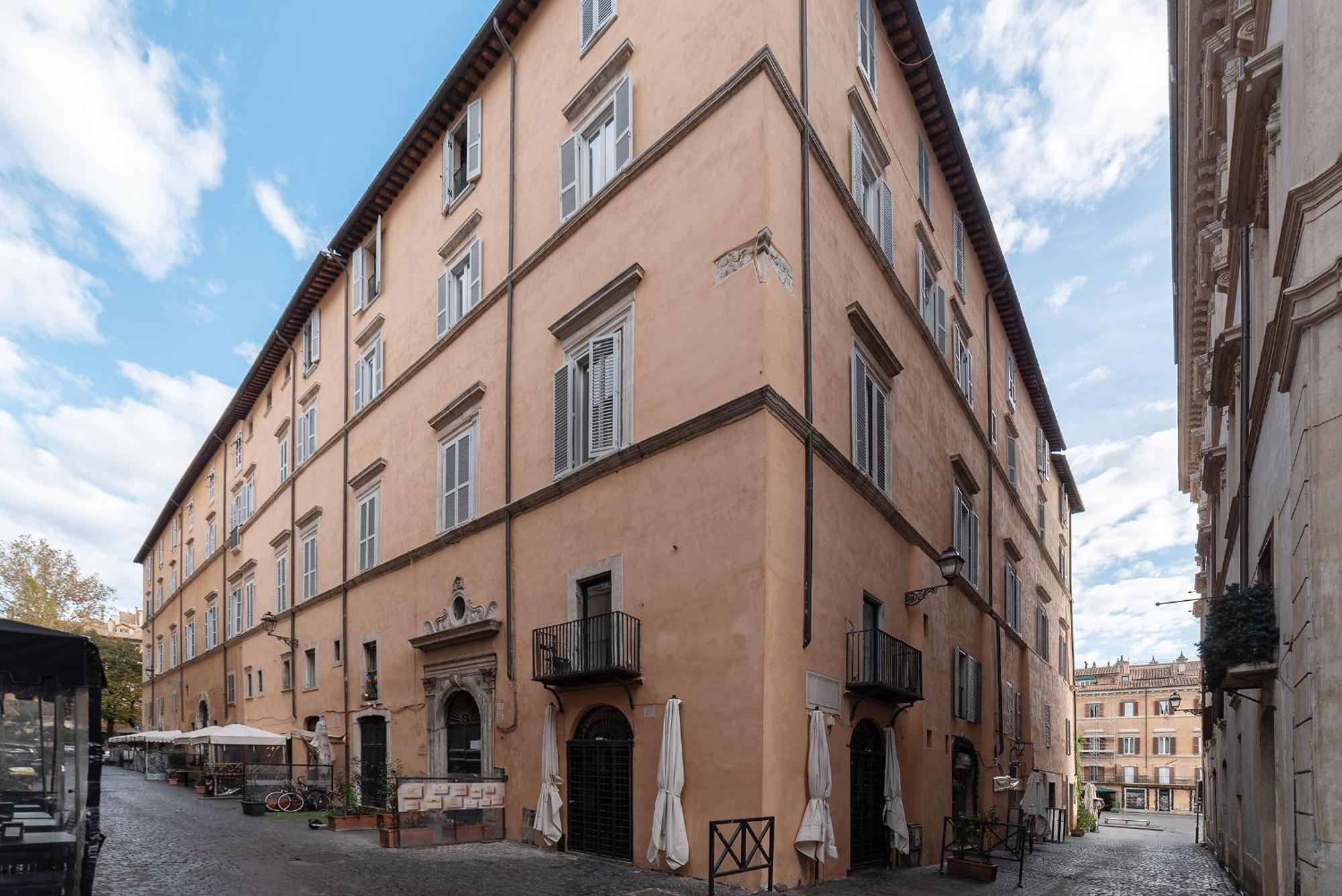 Piazza Navona Penthouse Apartment *